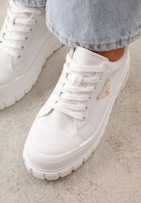 Renee - Białe Sneakersy VICES na Tłoczonej Podeszwie w Stylu Chunky Myninis. Okazja: na co dzień. Kolor: biały. Materiał: skóra, koronka. Obcas: na platformie #4