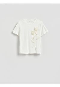 Reserved - T-shirt z aplikacją - biały. Kolor: biały. Materiał: bawełna, dzianina. Wzór: aplikacja. Styl: klasyczny #1