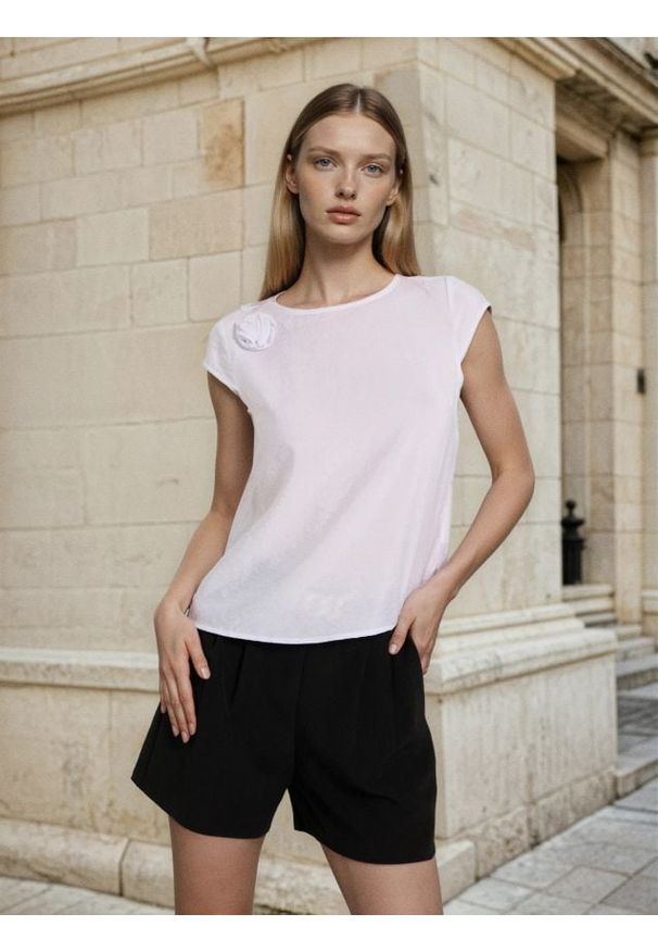 Sinsay - Koszulowa bluzka z kwiatkiem 3D - biały. Kolor: biały. Wzór: kwiaty