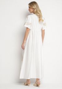 Born2be - Biała Wiskozowa Sukienka z Metalicznymi Haftami Helvesia. Okazja: na co dzień. Typ kołnierza: dekolt w kształcie V. Kolor: biały. Materiał: wiskoza. Wzór: haft. Styl: casual, elegancki #4