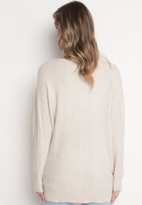Born2be - Jasnobeżowy Klasyczny Sweter z Długim Rękawem Darissa. Kolor: beżowy. Materiał: tkanina, dzianina. Długość rękawa: długi rękaw. Długość: długie. Styl: klasyczny #5