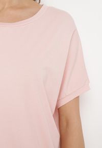 Born2be - Różowy T-shirt z Krótkimi Rękawami i Dłuższym Tyłem Cercisa. Okazja: na co dzień. Typ kołnierza: dekolt w serek. Kolor: różowy. Materiał: bawełna, jeans. Długość rękawa: krótki rękaw. Długość: krótkie. Styl: klasyczny, casual #3