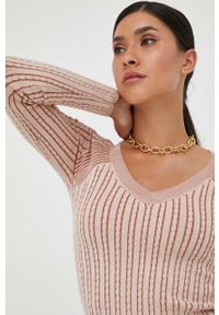 Guess sweter damski kolor różowy lekki. Kolor: różowy. Materiał: materiał, dzianina, wiskoza. Wzór: ze splotem