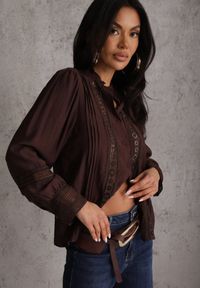 Renee - Brązowa Koszula ze Stójką i Koronką Phaeninca. Okazja: na co dzień. Typ kołnierza: kołnierzyk stójkowy. Kolor: brązowy. Materiał: koronka. Wzór: koronka. Styl: casual, elegancki #2
