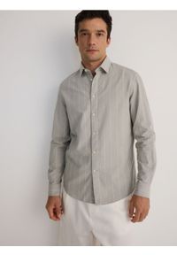 Reserved - Koszula regular fit w paski - jasnoszary. Kolor: szary. Materiał: bawełna, tkanina. Wzór: paski #1