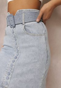 Renee - Jasnoniebieska Jeansowa Spódnica Ołówkowa Midi z Guzikami i Rozcięciem Jackiesa. Kolor: niebieski. Materiał: jeans #5