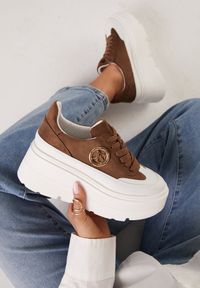Renee - Brązowo-Białe Chunky Sneakersy Vices na Platformie z Okrągłym Detalem Sedvira. Okazja: na spacer. Nosek buta: okrągły. Kolor: brązowy. Materiał: jeans, koronka, skóra. Obcas: na platformie. Sport: turystyka piesza #1