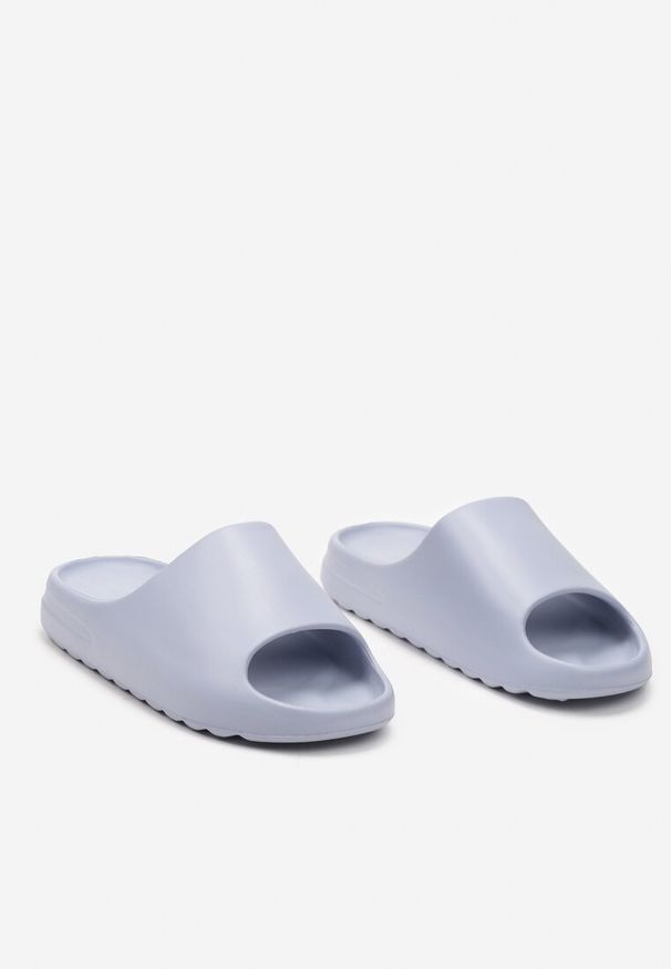 Renee - Jasnoniebieskie Płaskie Klapki z Pianki z Szerokim Paskiem Nellarina. Okazja: na plażę, na co dzień. Kolor: niebieski. Materiał: materiał, len. Sezon: lato. Obcas: na płaskiej podeszwie, na obcasie. Styl: casual. Wysokość obcasa: niski
