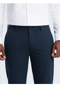 Ombre Clothing - Spodnie klasyczne męskie chino z delikatną teksturą - granatowe V3. Kolor: niebieski. Materiał: materiał, poliester, bawełna. Styl: klasyczny #3