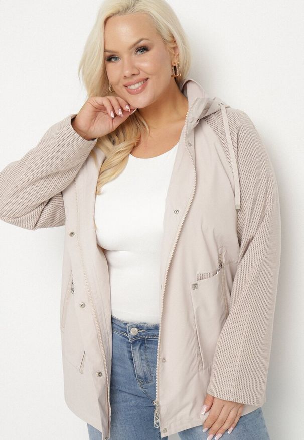 Born2be - Jasnobeżowa Kurtka Wiatrówka z Odpinanym Kapturem i Ściągaczami Arseli. Okazja: na spacer, na co dzień. Kolekcja: plus size. Kolor: beżowy. Materiał: jeans. Styl: elegancki, casual