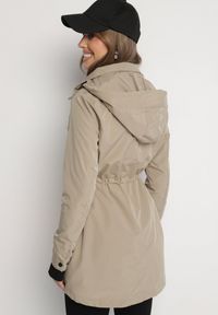 Born2be - Ciemnobeżowa Kurtka Parka ze Sznurkiem w Talii i Kapturem Teridi. Okazja: na co dzień, na spacer. Kolor: beżowy. Materiał: jeans. Długość rękawa: długi rękaw. Długość: długie. Styl: casual #2