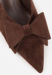 Born2be - Brązowe Klapki na Szpilce Typu Mule Ozdobione Kokardką Lorailea. Nosek buta: otwarty. Kolor: brązowy. Materiał: skóra, zamsz. Wzór: aplikacja. Sezon: lato. Obcas: na szpilce. Wysokość obcasa: średni #4