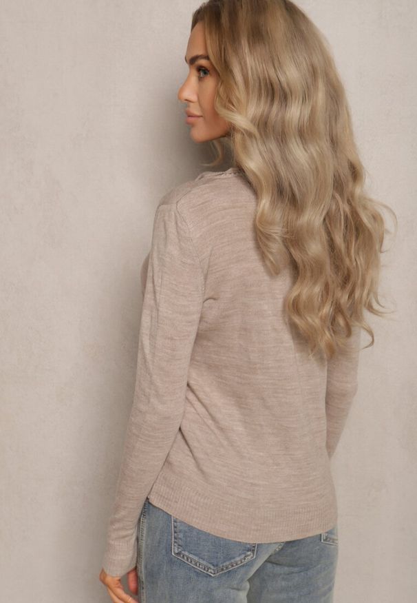Renee - Beżowy Rozpinany Kardigan Ozdobiony Ściągaczem Omelle. Typ kołnierza: dekolt w serek. Kolor: beżowy. Materiał: jeans. Wzór: aplikacja. Styl: elegancki