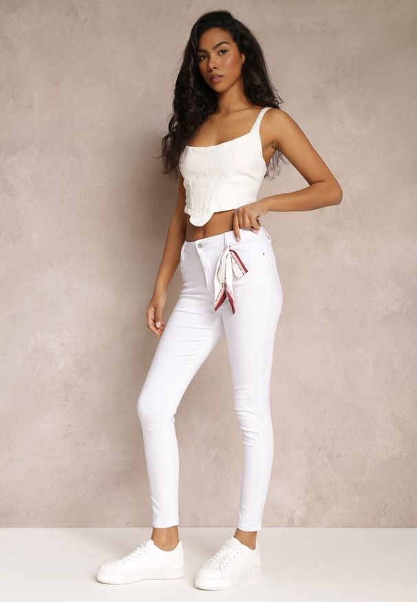 Renee - Białe Spodnie Skinny z Wysokim Stanem i Ozdobną Chustką Hyadia. Okazja: na co dzień. Stan: podwyższony. Kolor: biały. Styl: casual