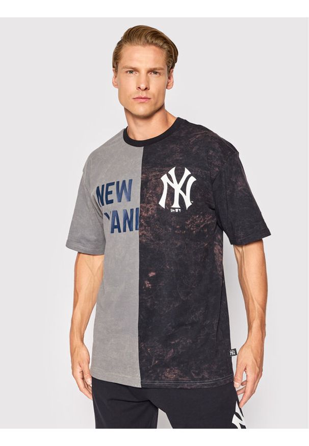 New Era T-Shirt New York Yankees Split Graphic 13083854 Szary Regular Fit. Kolor: szary. Materiał: bawełna
