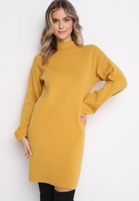 Born2be - Żółta Sweterkowa Sukienka Mini z Gładkiej Dzianiny Narel. Kolor: żółty. Materiał: dzianina. Wzór: gładki. Typ sukienki: proste. Długość: mini #1
