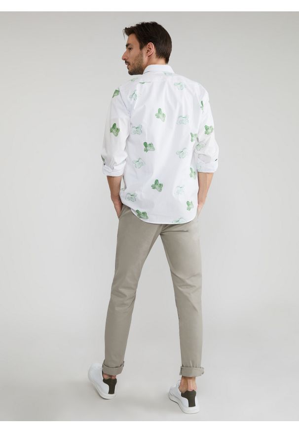 Pako Lorente - PAKO LORENTE – Biała koszula męska w zielone ryby P22SF-1X-028-B-S. Typ kołnierza: kołnierzyk klasyczny. Kolor: biały, wielokolorowy, zielony. Materiał: bawełna, elastan. Długość rękawa: długi rękaw. Długość: długie. Styl: klasyczny