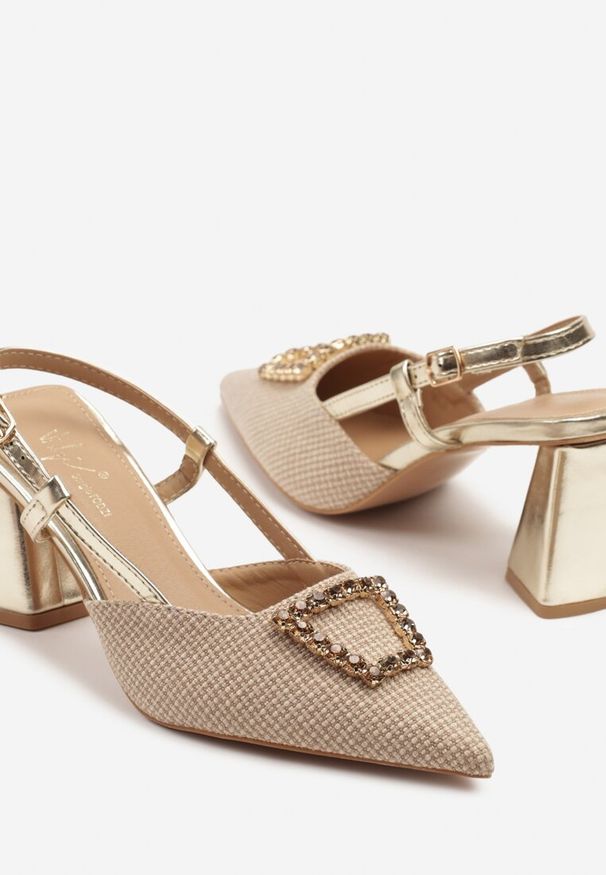 Renee - Złote Sandały na Słupku Typu Slingback Ozdobione Cyrkoniową Aplikacją Koriarre. Okazja: na co dzień. Zapięcie: sprzączka. Kolor: złoty. Wzór: aplikacja. Sezon: lato. Obcas: na słupku. Styl: elegancki, casual. Wysokość obcasa: średni