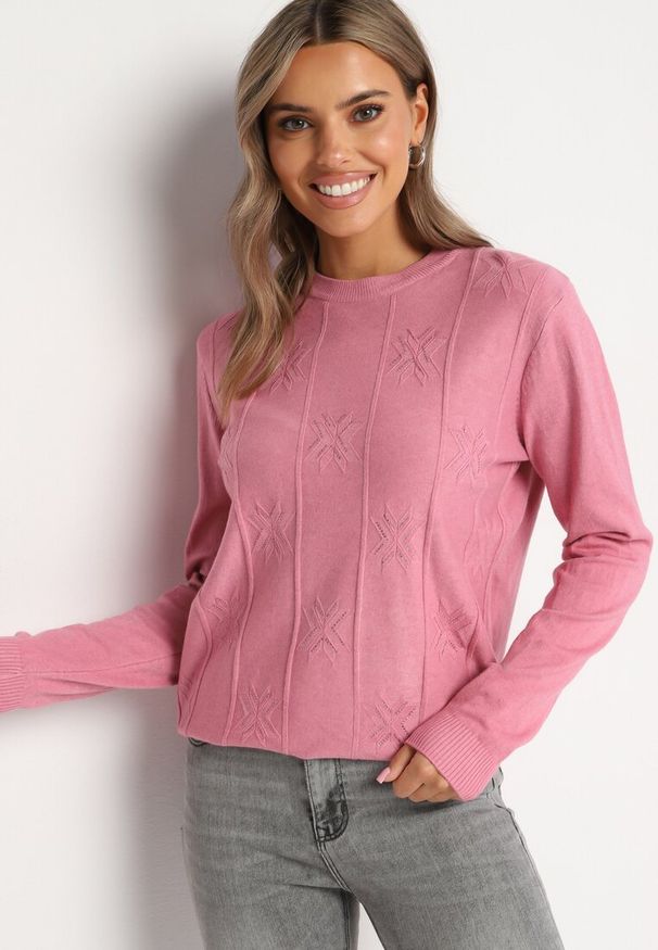 Born2be - Różowy Sweter z Bawełną Ozdobiony Cyrkoniami Irinaelle. Okazja: na co dzień. Kolor: różowy. Materiał: bawełna. Wzór: aplikacja. Styl: klasyczny, elegancki, casual