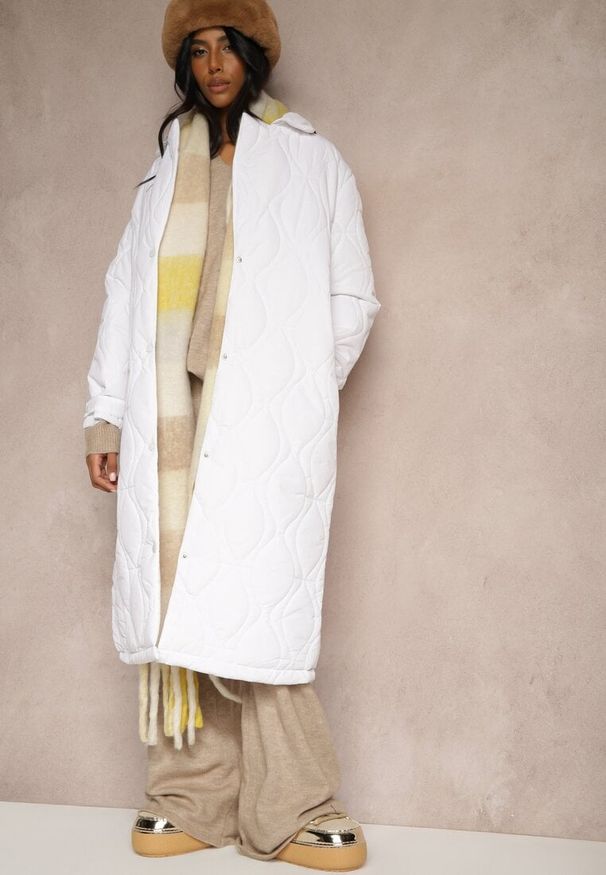 Renee - Biały Długi Płaszcz Kurtka Ozdobiona Pikowaniem Hamid. Kolor: biały. Długość: długie. Wzór: aplikacja