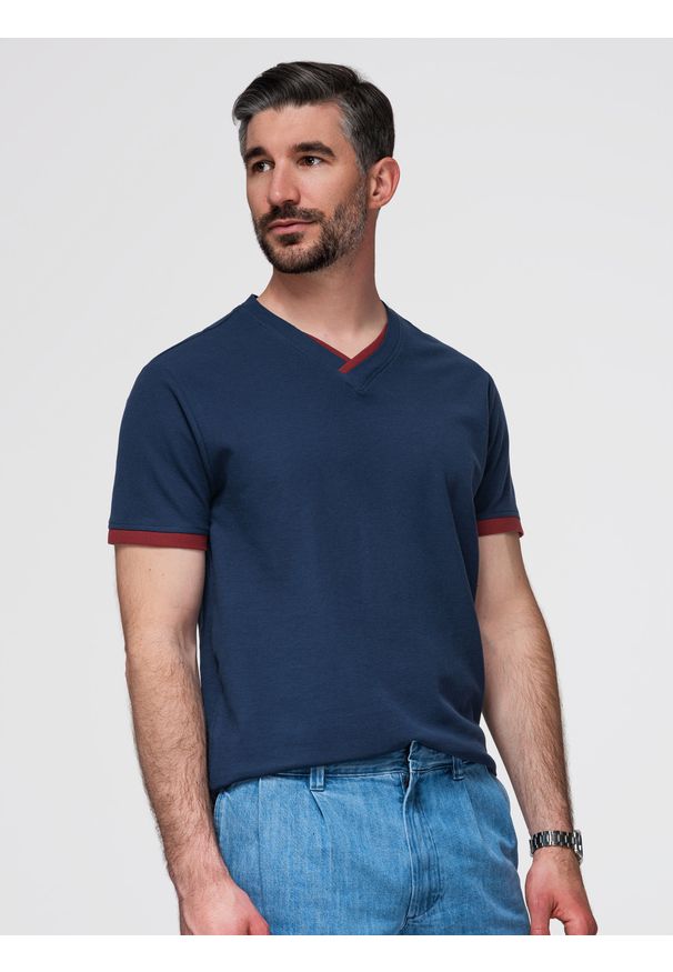 Ombre Clothing - T-shirt męski z kontrastowymi wstawkami i dekoltem w serek – granatowy V1 - Rozmiar: XXL. Okazja: na co dzień. Typ kołnierza: dekolt w serek. Kolor: niebieski. Materiał: materiał, bawełna, dzianina. Długość: krótkie. Styl: casual, sportowy