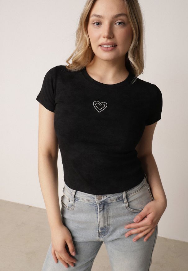 Born2be - Czarny Bawełniany T-shirt z Cyrkoniowym Sercem Arielin. Okazja: na co dzień. Kolor: czarny. Materiał: bawełna. Wzór: aplikacja. Styl: casual, klasyczny, sportowy