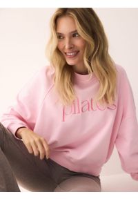 Reserved - Bawełniana bluza z napisem - pastelowy róż. Kolor: różowy. Materiał: bawełna. Wzór: napisy