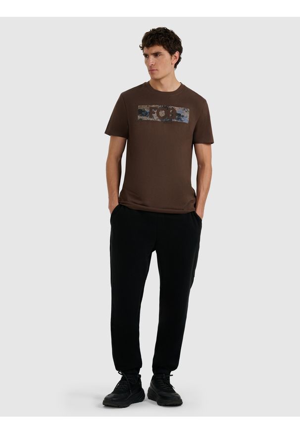 4f - 4F T-shirt regular z nadrukiem męski - brązowy S. Okazja: na co dzień. Kolor: beżowy. Materiał: materiał, skóra. Wzór: nadruk. Styl: casual