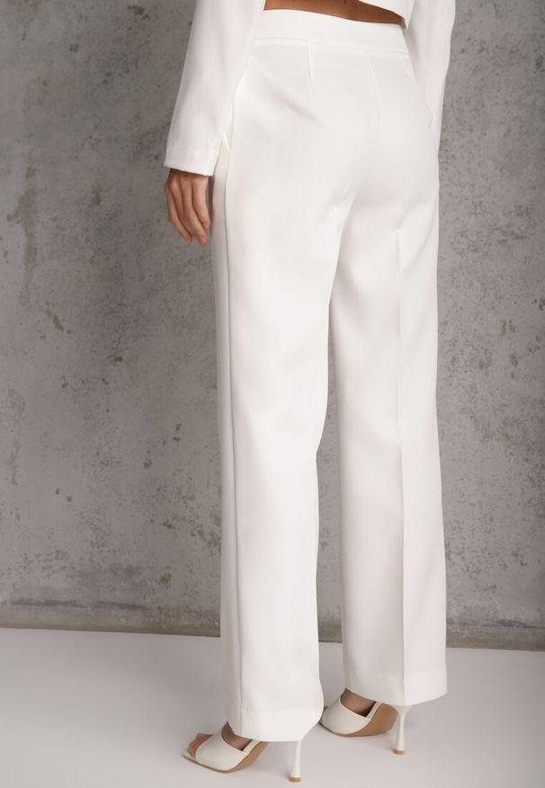 Renee - Białe Spodnie Garniturowe na Kant VICES Zdobione Zapięciem z Klamrą Azisore. Okazja: na imprezę. Kolor: biały. Materiał: jedwab, skóra. Wzór: aplikacja
