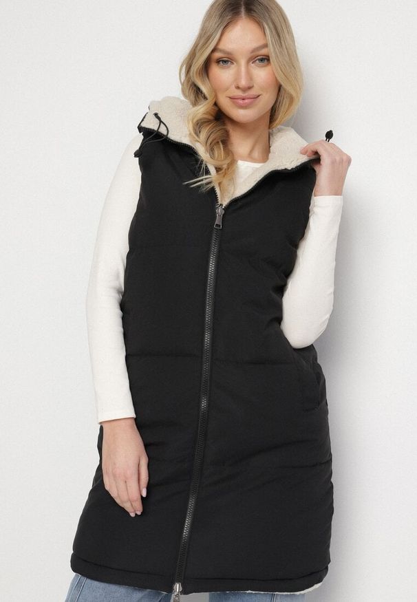 Born2be - Czarna Pikowana Kamizelka Dwustronna z Futerkiem Typu Baranek i Kapturem Lertiala. Okazja: na co dzień. Kolor: czarny. Materiał: futro. Wzór: aplikacja. Styl: elegancki, casual, klasyczny