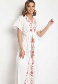 Born2be - Biała Bawełniana Sukienka Boho o Rozkloszowanym Kroju z Haftem i Frędzlami Modixa. Okazja: na co dzień. Typ kołnierza: dekolt w serek. Kolor: biały. Materiał: bawełna. Długość rękawa: krótki rękaw. Wzór: haft. Typ sukienki: rozkloszowane. Styl: boho