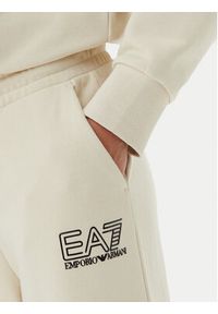 EA7 Emporio Armani Spodnie dresowe 7W000106 AF12473 U1079 Beżowy Loose Fit. Kolor: beżowy. Materiał: bawełna