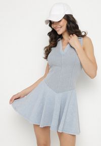 Born2be - Jasnoniebieska Bawełniana Rozkloszowana Sukienka z Dekoltem w Serek Siliorea. Okazja: na co dzień. Typ kołnierza: dekolt w serek. Kolor: niebieski. Materiał: bawełna. Typ sukienki: rozkloszowane. Styl: wizytowy, casual, elegancki #1