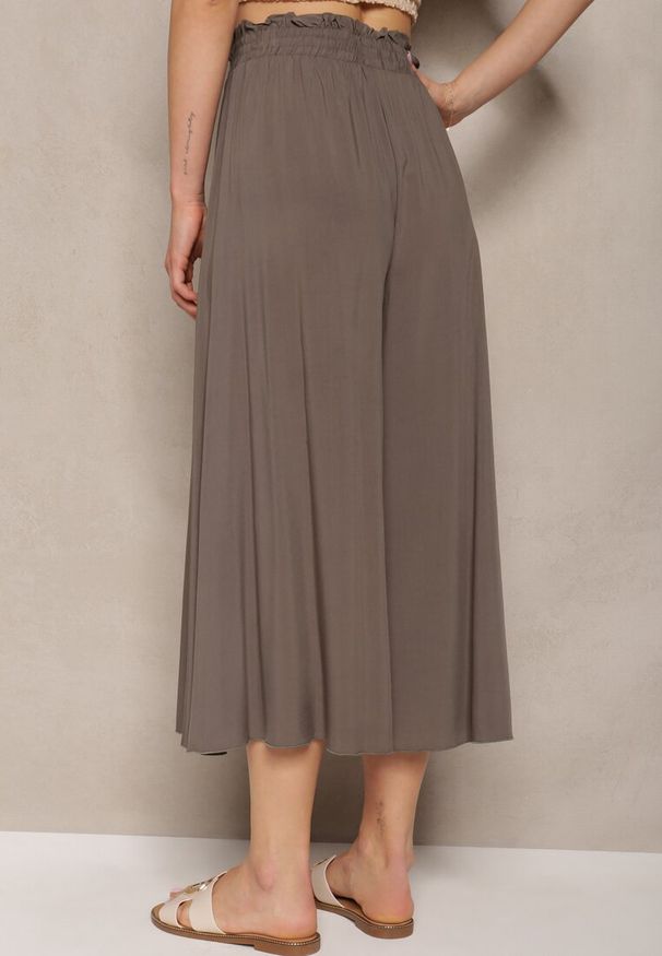 Renee - Brązowe Wiskozowe Spodnie Palazzo z Gumką w Talli Zdobione Guzikami z Nogawkami 3/4 Efinna. Okazja: do pracy, na spacer, na co dzień. Kolor: brązowy. Materiał: wiskoza. Wzór: aplikacja. Sezon: lato. Styl: casual, elegancki