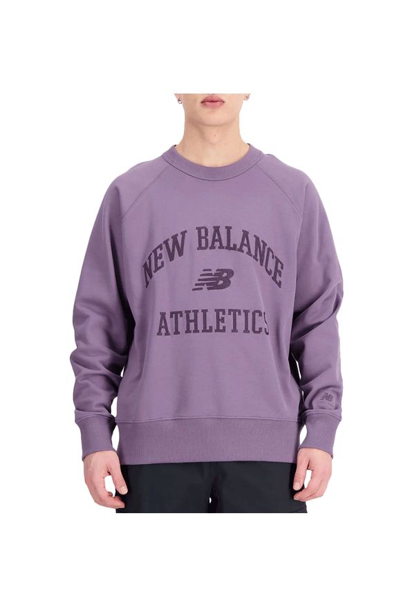 Bluza New Balance MT33550SHW - fioletowa. Okazja: na co dzień. Typ kołnierza: bez kaptura. Kolor: fioletowy. Materiał: prążkowany, bawełna. Wzór: napisy. Styl: klasyczny, casual