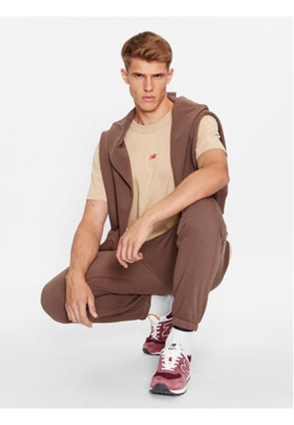 New Balance T-Shirt Athletics Remastered Graphic Cotton Jersey Short Sleeve T-shirt MT31504 Brązowy Regular Fit. Kolor: brązowy. Materiał: bawełna