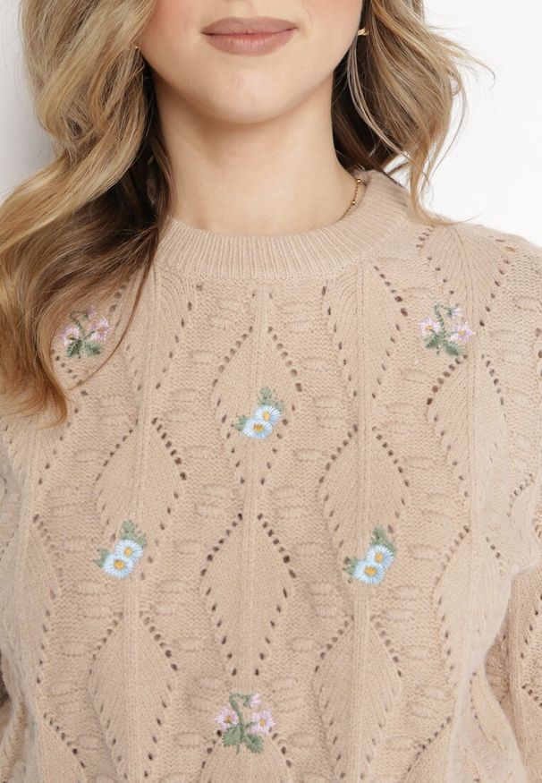 Born2be - Beżowy Sweter o Klasycznym Kroju z Haftowanymi Kwiatami Chasane. Kolor: beżowy. Materiał: wełna, bawełna. Wzór: kwiaty, haft. Styl: klasyczny