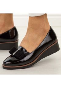 Czarne lakierowane półbuty damskie na koturnie Vinceza 58630. Okazja: na co dzień, na spotkanie biznesowe. Kolor: czarny. Materiał: skóra, lakier. Szerokość cholewki: normalna. Wzór: aplikacja. Sezon: wiosna, jesień, lato. Obcas: na koturnie. Styl: casual, biznesowy, elegancki, klasyczny #1