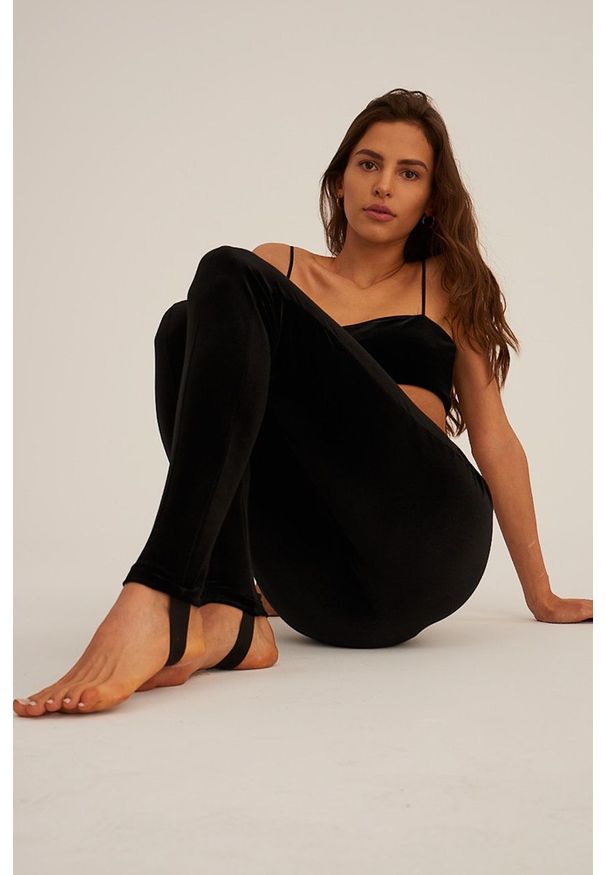 Undress Code Legginsy damskie kolor czarny gładkie. Stan: podwyższony. Kolor: czarny. Materiał: dzianina. Wzór: gładki