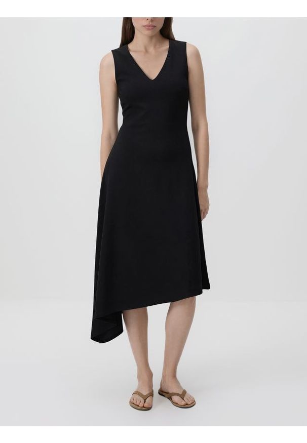 Reserved - Asymetryczna sukienka midi - czarny. Kolor: czarny. Materiał: dzianina, wiskoza. Typ sukienki: asymetryczne. Długość: midi