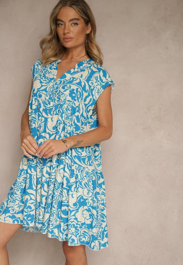 Renee - Niebieska Sukienka Oversize z Bawełny z Ornamentnym Wzorem Folazea. Okazja: na co dzień. Kolor: niebieski. Materiał: bawełna. Sezon: lato. Typ sukienki: oversize. Styl: casual, elegancki