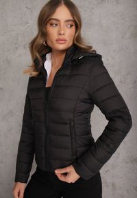 Renee - Czarna Pikowana Kurtka Przejściowa o Taliowanym Kroju z Odpinanym Kapturem Elzinnora. Kolor: czarny. Materiał: nylon, jeans #2