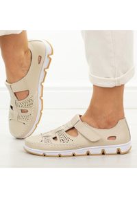 Beżowe przewiewne skórzane półbuty damskie T.Sokolski w26-86. Nosek buta: okrągły. Zapięcie: rzepy. Kolor: beżowy. Materiał: skóra. Szerokość cholewki: normalna. Sezon: wiosna, lato. Styl: klasyczny #1