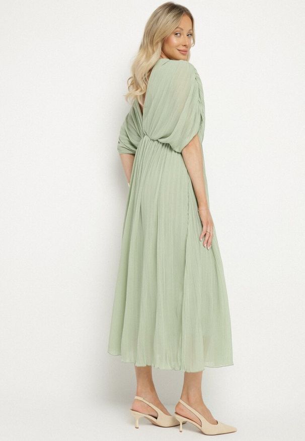 Born2be - Zielona Sukienka Rozkloszowana z Wiązaniem na Szyi o Luźnym Kroju Napila. Okazja: na co dzień. Typ kołnierza: dekolt w kształcie V. Kolor: zielony. Styl: casual, elegancki, klasyczny