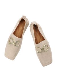 Półbuty damskie S.Barski D&A, cholewka skóra naturalna zamszowa wsuwany fason metalowa ozdoba na przodzie niski obcas kwadratowy nosek, beżowe, CR61-. Okazja: na co dzień, na spotkanie biznesowe. Kolor: beżowy. Materiał: zamsz, skóra. Szerokość cholewki: normalna. Wzór: aplikacja. Obcas: na obcasie. Styl: casual, biznesowy, elegancki, klasyczny. Wysokość obcasa: niski #8