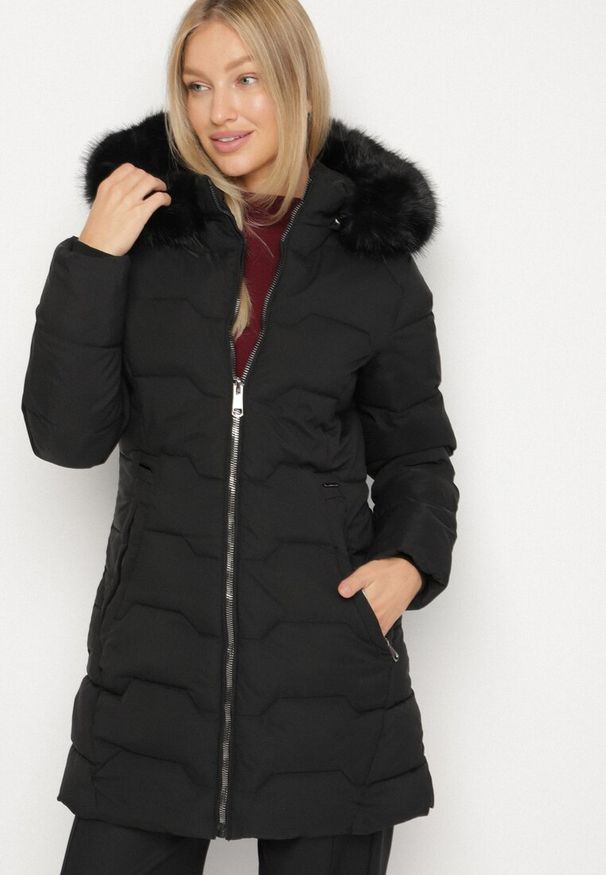 Born2be - Czarna Taliowana Kurtka z Pikowanymi Przeszyciami i Kapturem z Futrem Mundria. Okazja: na co dzień. Kolor: czarny. Materiał: futro. Styl: klasyczny, casual, elegancki