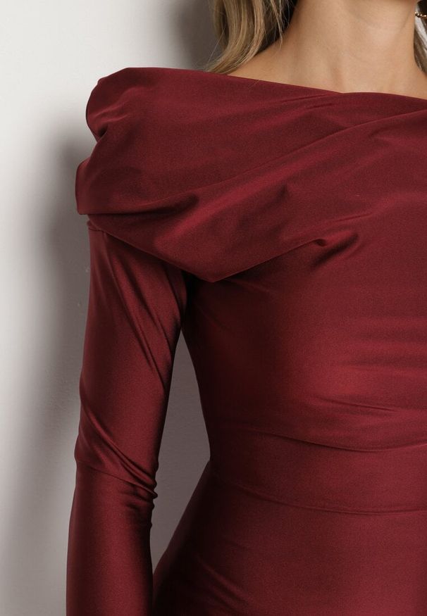 Born2be - Bordowa Dopasowana Sukienka z Rozcięciem i Asymetrycznym Dekoltem Ravielis. Okazja: na imprezę. Kolor: czerwony. Długość rękawa: długi rękaw. Typ sukienki: asymetryczne. Styl: klasyczny, elegancki