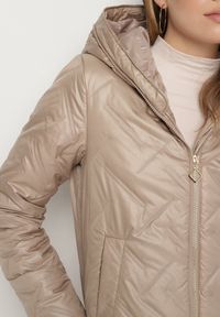 Born2be - Ciemnobeżowa Pikowana Kurtka z Kapturem Ozdobiona Naszywką Rilumia. Okazja: na co dzień. Typ kołnierza: kaptur. Kolor: beżowy. Materiał: jeans. Wzór: aplikacja. Styl: casual #3