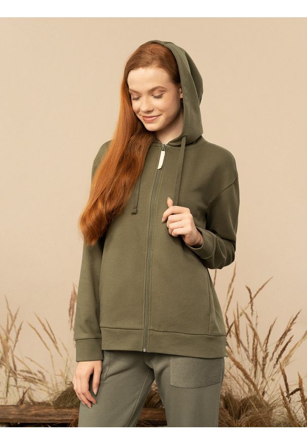 outhorn - Bluza dresowa rozpinana z kapturem damska Outhorn - khaki. Okazja: na co dzień. Typ kołnierza: kaptur. Kolor: oliwkowy, wielokolorowy, brązowy. Materiał: dresówka. Wzór: nadruk. Styl: casual
