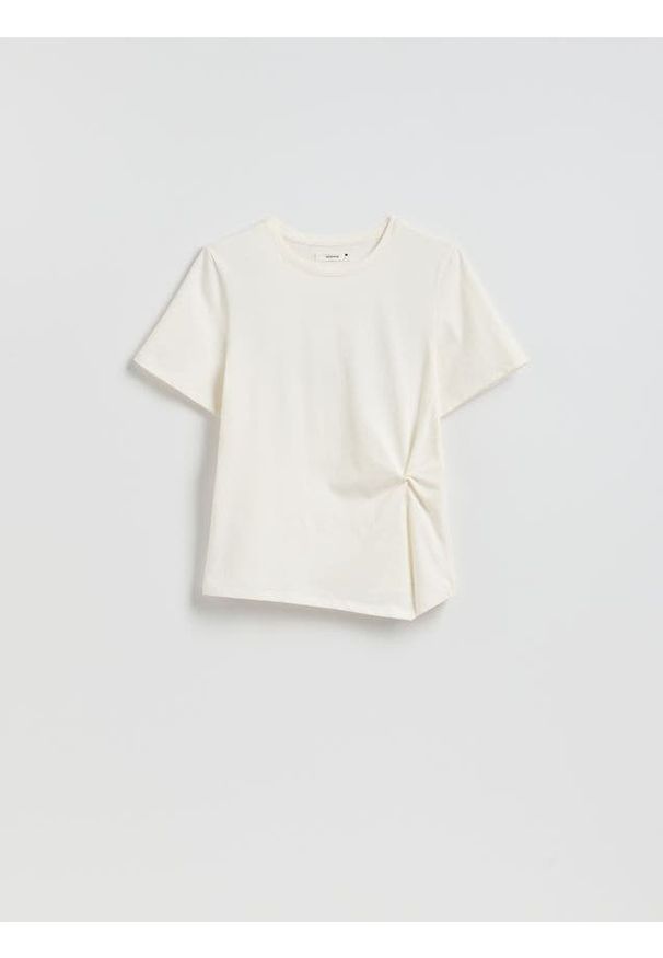 Reserved - T-shirt z ozdobnym detalem - złamana biel. Materiał: dzianina, bawełna